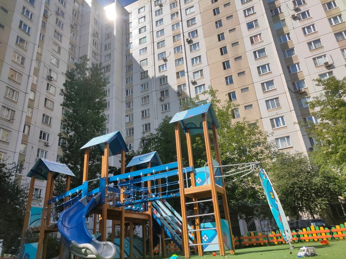 Новая детская площадка во дворе
